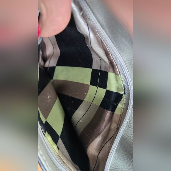 Tignanello Silver Pebbled Italian Leather Crossbody Bag In Excellent Condition. - Picture 9 of 15